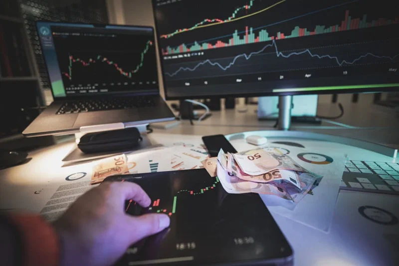 How Professional Traders Develop Their Strategies in the Forex Market